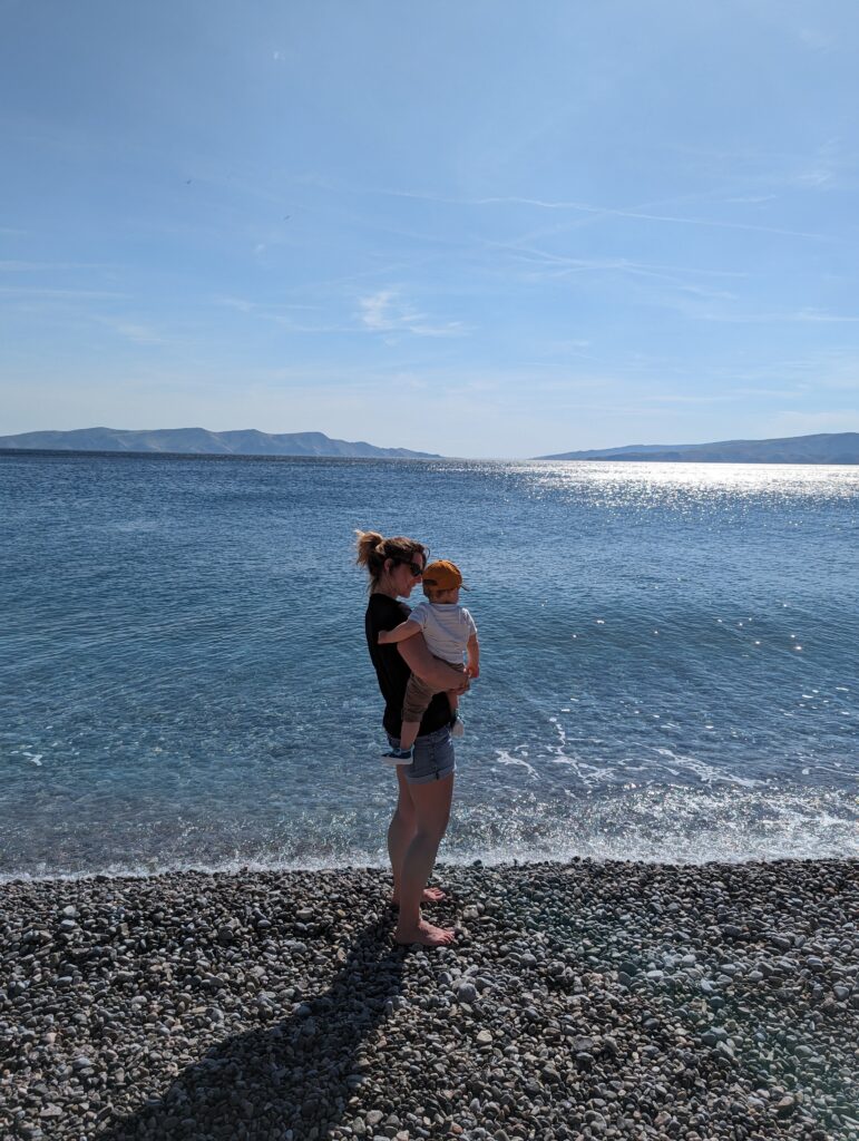 Marion et son fils face à la mer en Croatie, un voyage au départ de Lille