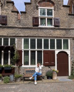Pause devant une maison historique en Zélande