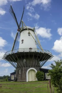 Moulin traditionnel sous le ciel bleu en Zélande