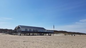 Beach club sur pilotis à la plage en Zélande