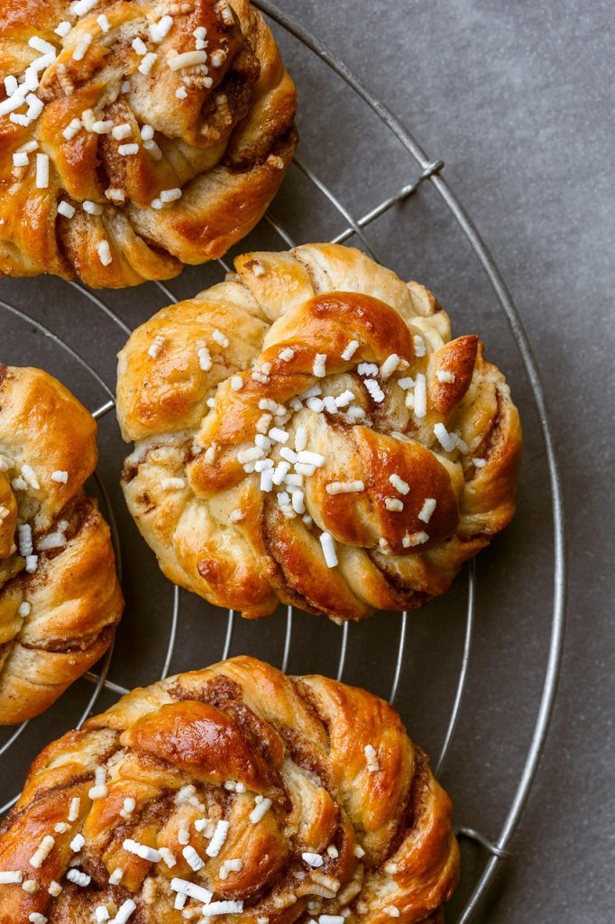 Gros plan sur des kanelbullar suédois saupoudrés de sucre